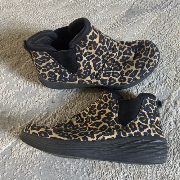 Ryka Niah Leopard Print ankle Boots Sneakers animal print platform pull on 9.5W - Picture 1 of 9